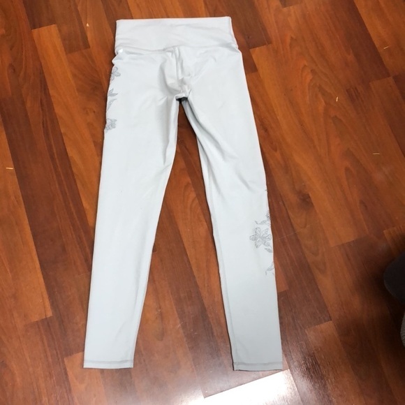 Fabletics Drea Rise Up Embroidered High Waisted Active Leggings Gray XXS - Picture 5 of 11